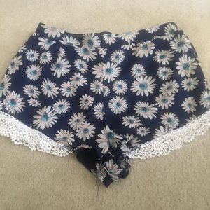 Floral flowy shorts 👖